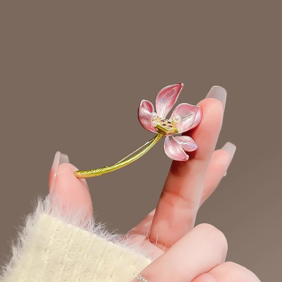 Antique style light pink pearl lotus flower brooch, high-end women's niche, Chinese style classical elegant chest flower temperament brooch, clothing accessories