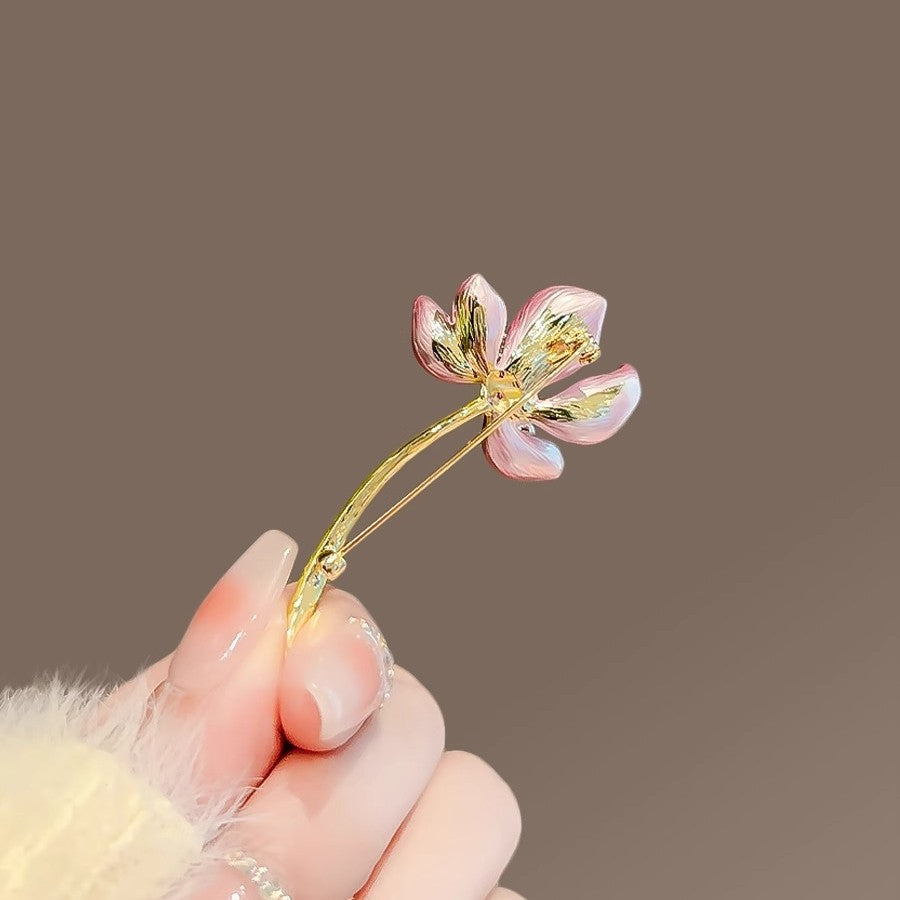 Antique style light pink pearl lotus flower brooch, high-end women's niche, Chinese style classical elegant chest flower temperament brooch, clothing accessories