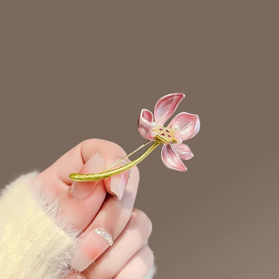 Antique style light pink pearl lotus flower brooch, high-end women's niche, Chinese style classical elegant chest flower temperament brooch, clothing accessories