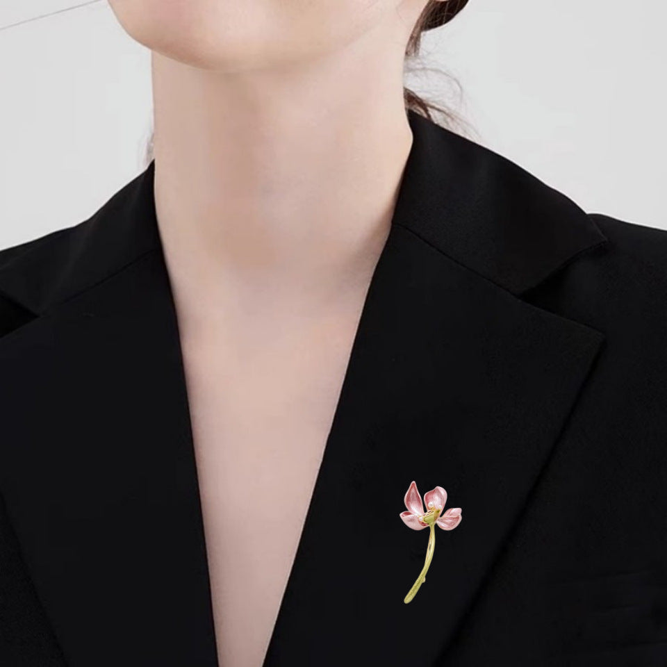 Antique style light pink pearl lotus flower brooch, high-end women's niche, Chinese style classical elegant chest flower temperament brooch, clothing accessories